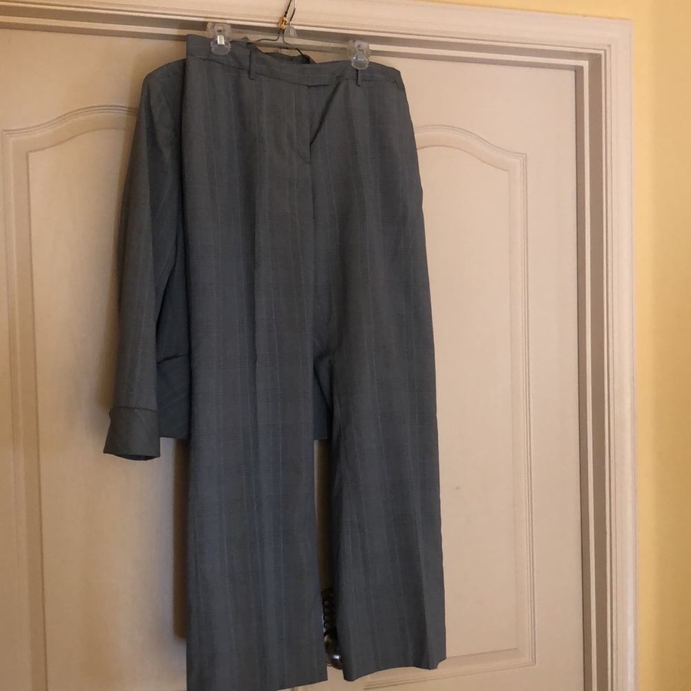 NWOT suit; fully lined plaid suit - Picture 6 of 12